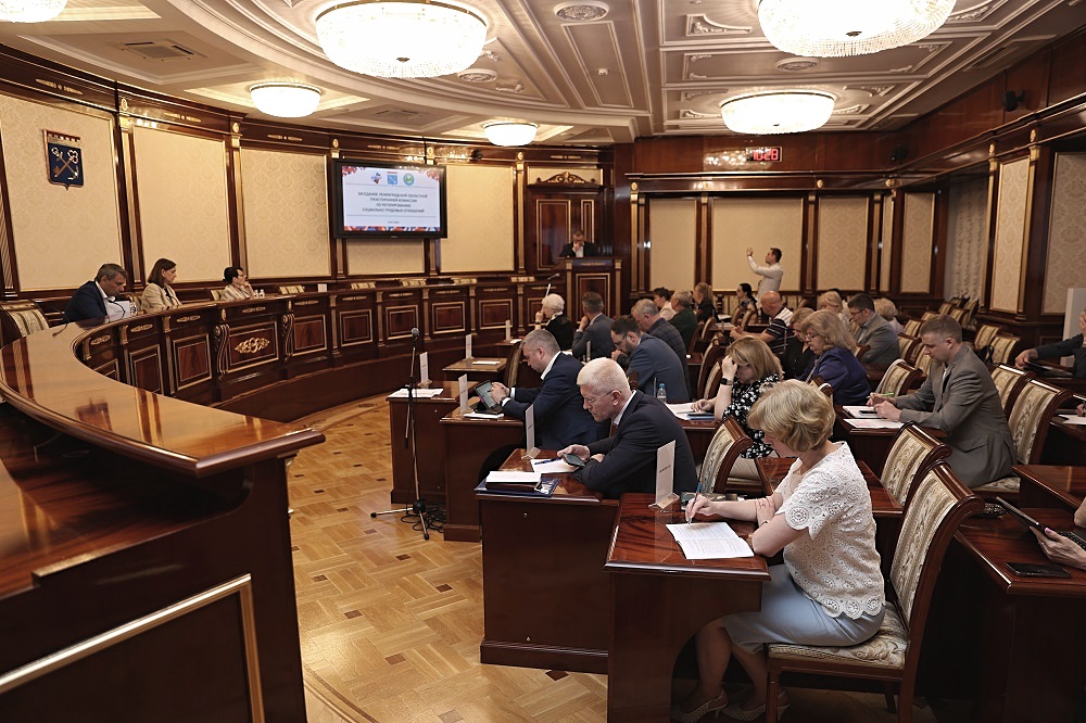 В Ленобласти ищут «золотую середину» или профсоюзы — за рост зарплат в кошельках, а не в отчетах